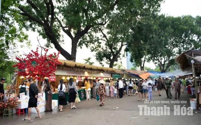 Dưới bóng mát hàng cây, những gian hàng rộn ràng người mua kẻ bán và câu chuyện làm nghề cứ thế râm ran, nối dài suốt mấy ngày hội.