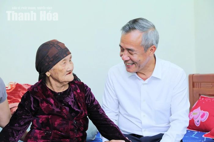 Bí thư Tỉnh ủy, Trưởng Đoàn ĐBQH tỉnh Lê Đức Thái thăm hỏi, sức khỏe bà Đỗ Thị Mơ.