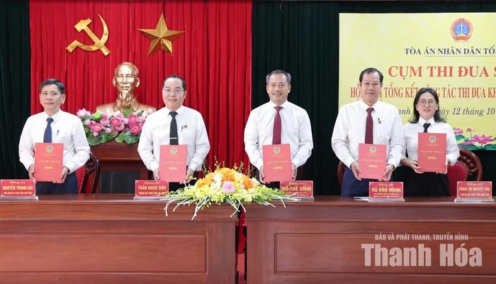 Các đơn vị ký kết giao ước thi đua.