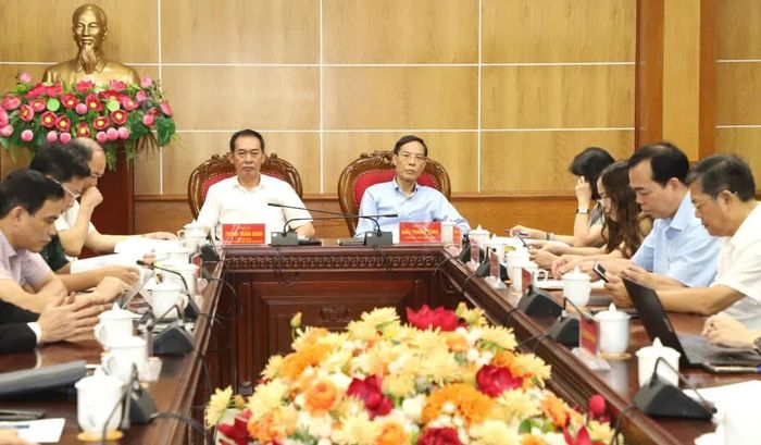 Các đồng chí: Trịnh Tuấn Sinh, Phó Bí thư Tỉnh ủy, Chủ tịch Ủy ban MTTQ tỉnh; Đầu Thanh Tùng, Tỉnh ủy viên, Phó Chủ tịch UBND tỉnh chủ trì hội nghị tại điểm cầu tỉnh Thanh Hóa.