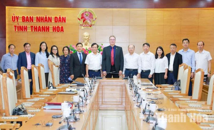 Các đại biểu chụp ảnh lưu niệm.
