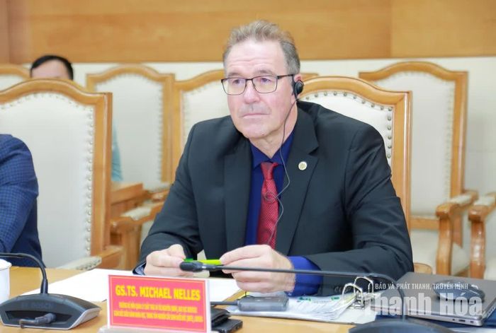 Giáo sư, Tiến sĩ Michael Nelles phát biểu tại buổi làm việc.