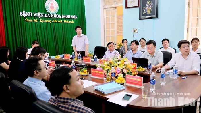 Đoàn thẩm định tại Bệnh viện Đa khoa Nghi Sơn.