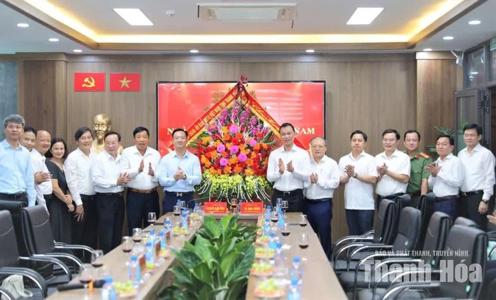 Chủ tịch UBND tỉnh Tô Anh Dũng cùng các đại biểu tặng hoa chúc mừng Hiệp hội Doanh nghiệp tỉnh nhân Ngày Doanh nhân Việt Nam.