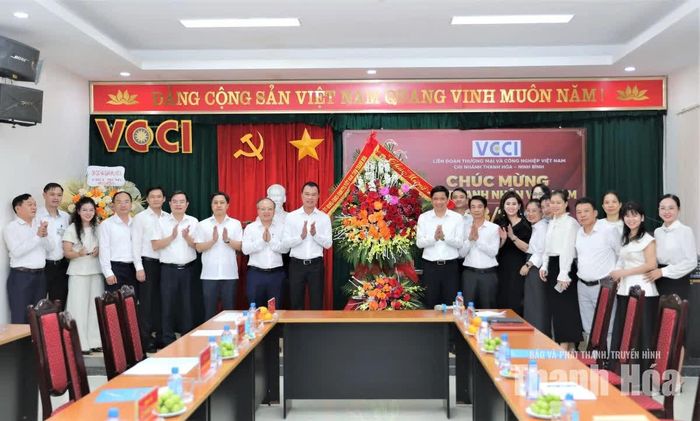 Chủ tịch UBND tỉnh Tô Anh Dũng tặng hoa chúc mừng VCCI Thanh Hóa - Ninh Bình.