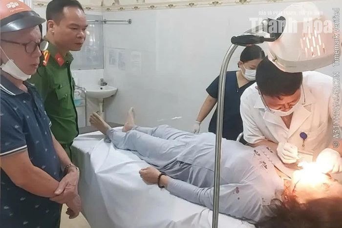 Các chiến sỹ công an đưa người bị nạn đi cấp cứu tại Bệnh viện Đa khoa tỉnh Thanh Hóa.