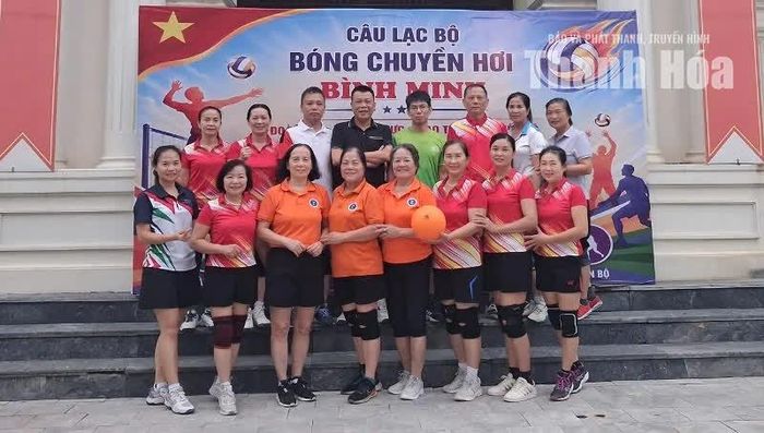Đội trưởng Nguyễn Thị Quy (người cầm bóng) cùng thành viên trong CLB bóng chuyền hơi Bình Minh.