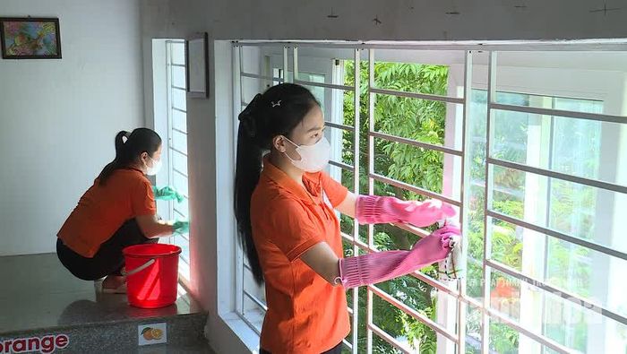 Công tác vệ sinh bề mặt lớp học được Trường Mầm non Vietkids triển khai hằng ngày.