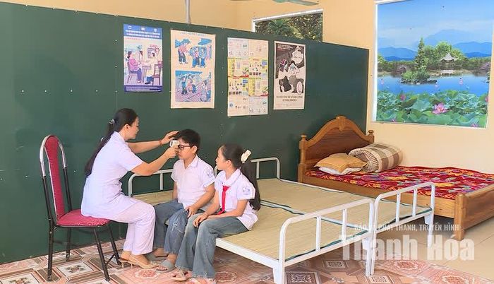 Những học sinh có biểu hiện mệt mỏi được kiểm tra thân nhiệt.