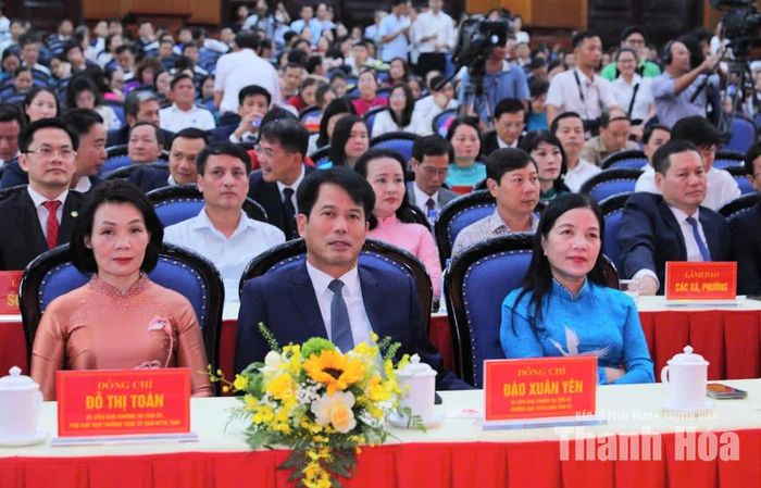 Các đồng chí lãnh đạo tỉnh dự lễ tôn vinh.
