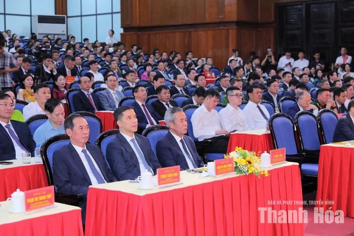 Bí thư Tỉnh ủy Lê Đức Thái và các đồng chí lãnh đạo tỉnh dự lễ tôn vinh.