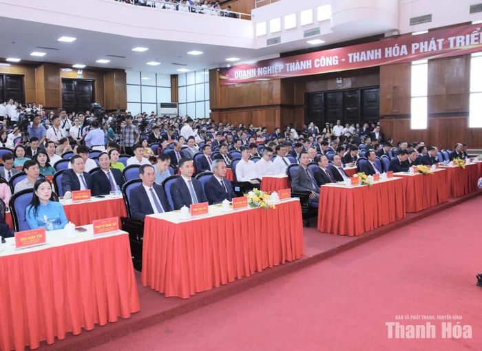 Các đồng chí lãnh đạo tỉnh dự lễ tôn vinh.