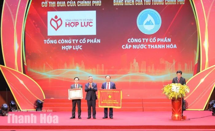 Thừa ủy quyền Thủ tướng Chính phủ, Bí thư Tỉnh ủy Lê Đức Thái trao Cờ thi đua của Chính phủ cho Tổng Công ty CP Hợp Lực được và Bằng khen của Thủ tướng Chính phủ cho Công ty CP Cấp nước Thanh Hóa.