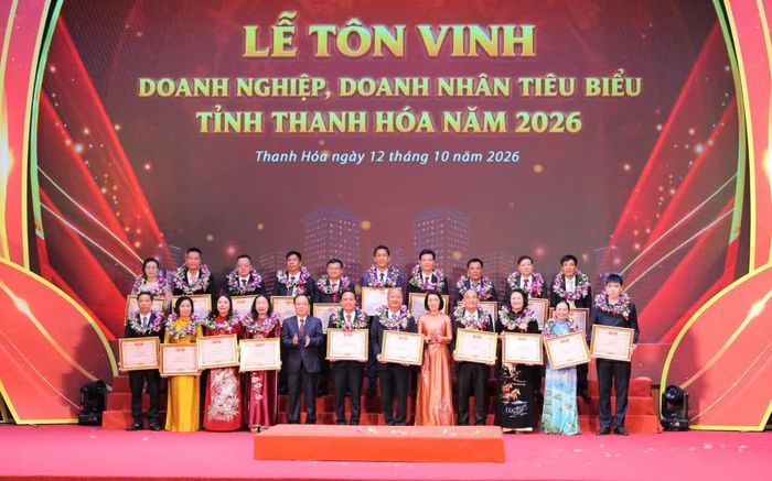 Phó Chủ tịch VCCI Bùi Trung Nghĩa và Phó Chủ tịch Thường trực Uỷ ban MTTQ tỉnh Đỗ Thị Toán trao Bằng khen cho các doanh nhân tiêu biểu.