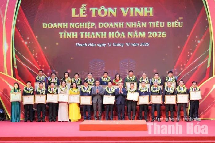 Bí thư Tỉnh ủy Lê Đức Thái và Chủ tịch UBND tỉnh Tô Anh Dũng trao tặng Bằng khen cho các doanh nghiệp đạt thành tích xuất sắc trong hoạt động sản xuất, kinh doanh, góp phần vào sự phát triển kinh tế - xã hội của tỉnh năm 2026.