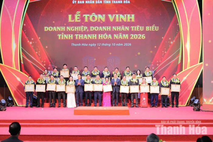Phó Bí thư Thường trực Tỉnh ủy Nguyễn Hồng Phong và Phó Chủ tịch UBND tỉnh Lê Quang Hùng trao tặng Bằng khen cho các doanh nghiệp đạt thành tích xuất sắc.