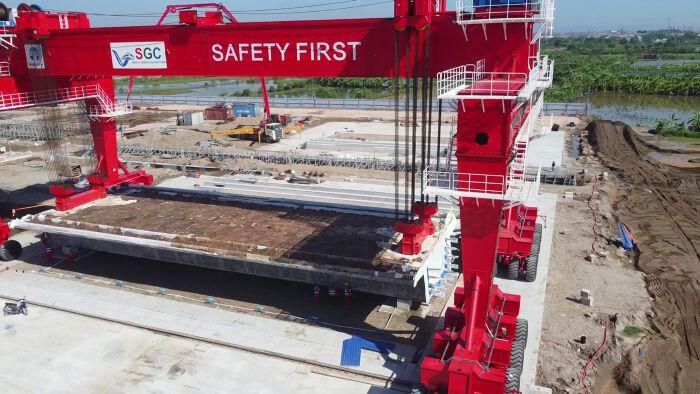 Phiến dầm điển hình có chiều dài 32,6 m, rộng 12,6 m và cao 3,015 m, sử dụng khoảng 280 m³ bê tông.