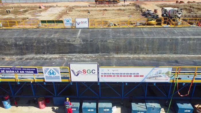 Lồng cốt thép được gia công, tổ hợp trên bệ chuyên dụng trước khi được hai cẩu long môn sức nâng 80 tấn đưa vào khuôn. Hệ thống đầm rung tự động được sử dụng để bảo đảm bê tông được lèn chặt và đồng đều.