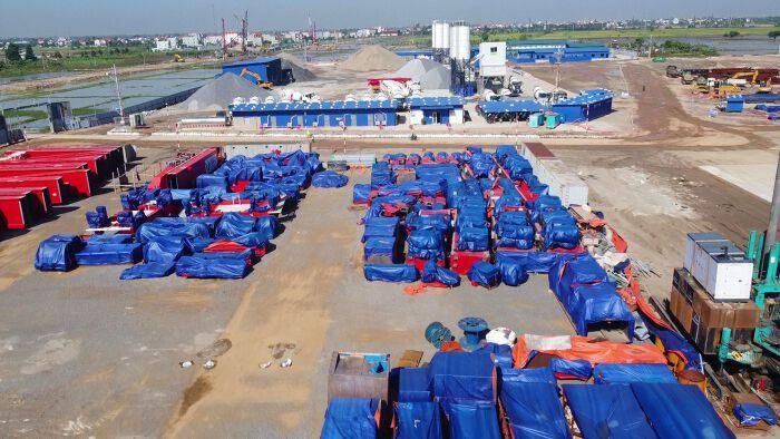 Sau khi hoàn thiện, các phiến dầm được xe nâng dầm tải trọng 900 tấn đưa ra khỏi khuôn, chuyển về bãi chứa trước khi vận chuyển tới vị trí lao lắp trên tuyến.