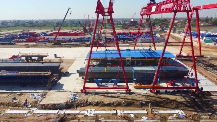 Khi bê tông đạt cường độ thiết kế, các bó cáp cường độ cao đặt sẵn trong dầm được kéo căng, tạo ứng suất nén trước để tăng khả năng chịu tải và kiểm soát vết nứt trong quá trình khai thác.