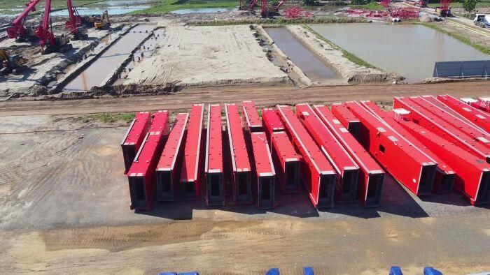 Tuyến đường sắt tốc độ cao Hà Nội - Quảng Ninh dài khoảng 120,4 km, từ ga Cổ Loa đến ga Hạ Long Xanh, đi qua Hà Nội, Bắc Ninh, Hải Phòng và Quảng Ninh. Toàn tuyến có 5 ga và 2 depot, tổng vốn đầu tư hơn 147.000 tỷ đồng. Dự án khởi công tháng 4/2026 và hiện triển khai gần 40 mũi thi công.