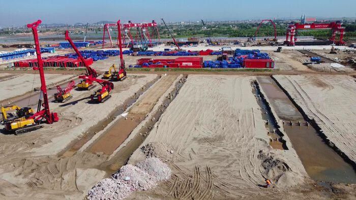 Theo tìm hiểu của người viết, mới đây phiến dầm đầu tiên phục vụ tuyến đường sắt tốc độ cao Hà Nội - Quảng Ninh được triển khai đúc, đánh dấu bước chuyển sang giai đoạn thi công kết cấu chính của dự án.