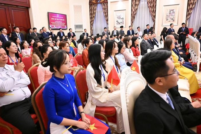 Cán bộ, nhân viên Đại sứ quán và cộng đồng người Việt Nam tại Trung Quốc tại buổi gặp gỡ Chủ tịch Quốc hội Trần Thanh Mẫn. Ảnh: Cổng thông tin điện tử Quốc hội.
