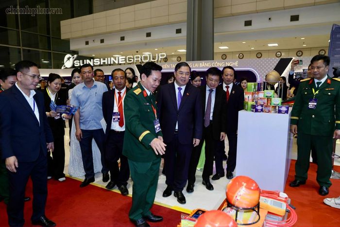 Phó Thủ tướng tham quan các gian hàng của doanh nghiệp. Ảnh: chinhphu.vn.