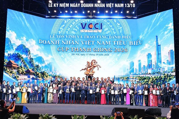 100 gương mặt xuất sắc được trao tặng danh hiệu "Doanh nhân Việt Nam tiêu biểu – Cúp Thánh Gióng" năm 2026. - Ảnh: Song Hà.