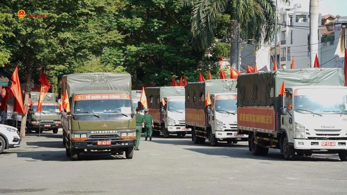 Đoàn xe đưa 731 hài cốt liệt sĩ từ công viên Lê Thị Riêng về Nghĩa trang liệt sĩ TP. Hồ Chí Minh dự kiến đi qua quãng đường 26 km. Ảnh: Đại biểu Nhân dân.