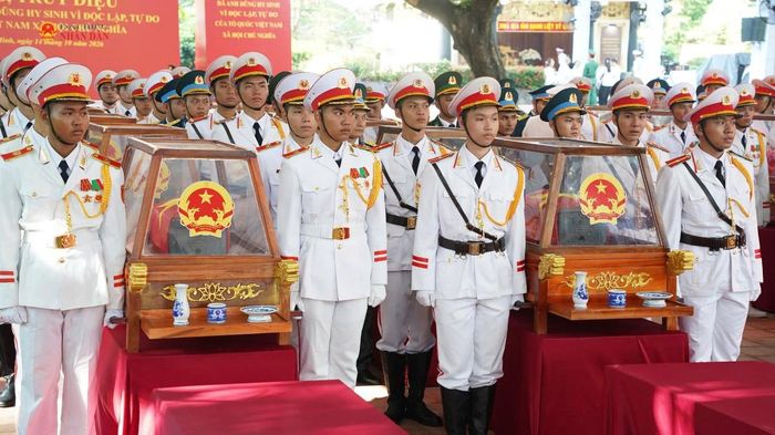 Các chiến sĩ đưa hài cốt các anh hùng liệt sĩ tại công viên Lê Thị Riêng ra xe di quách về nghĩa trang liệt sĩ TP. Hồ Chí Minh sáng 12/10/2026. Ảnh: Đại biểu Nhân dân.