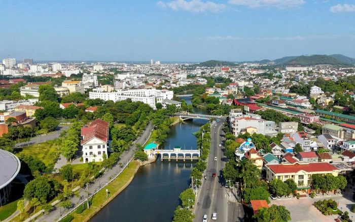 Cảnh quan đôi bờ sông An Cựu, thành phố Huế. Ảnh: UBND TP Huế