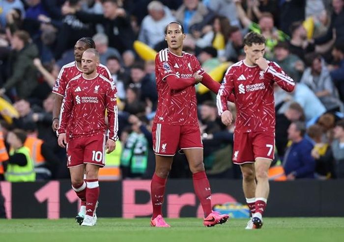 Liverpool để thua dễ dàng Manchester City sau tấm thẻ đỏ của Ryan Gravenberch. Ảnh: EPA/ADAM VAUGHAN