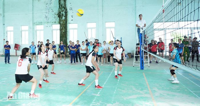 Các vận động viên tranh tài tại giải bóng chuyền hơi nữ.