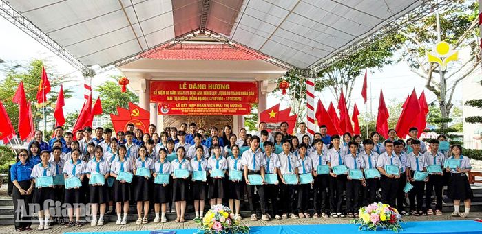Xã đoàn Giồng Riềng tổ chức lễ kết nạp đoàn viên Mai Thị Nương năm 2026.