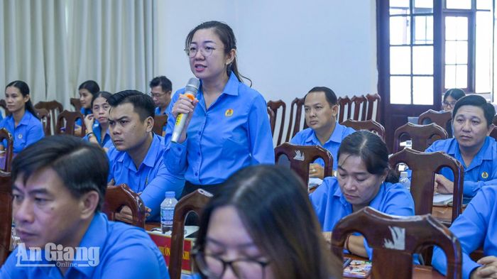 Đại diện công đoàn phường Mỹ Thới thảo luận tại hội nghị.