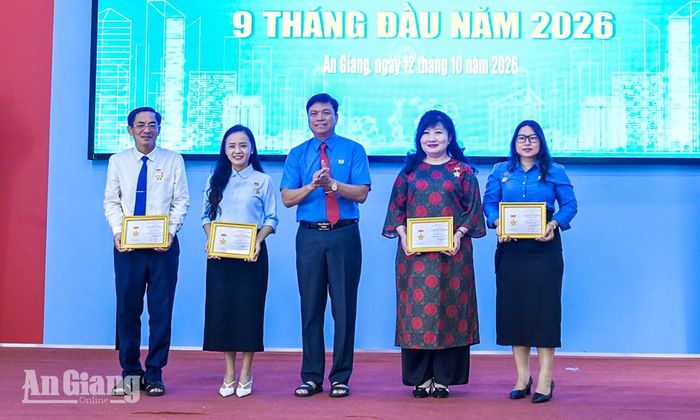 Các cá nhân được nhận kỷ niệm chương “Vì sự nghiệp xây dựng tổ chức Công đoàn Việt Nam” của Tổng Liên đoàn Lao động Việt Nam.