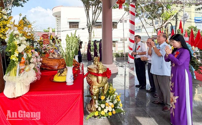 Phó Bí thư Tỉnh ủy, Chủ tịch HĐND tỉnh An Giang Trần Thị Thanh Hương cùng các đại biểu dâng hương tưởng niệm Anh hùng Lực lượng vũ trang Nhân dân Mai Thị Nương.