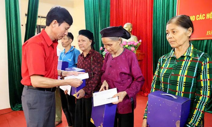  Lãnh đạo Hội Chữ thập đỏ thành phố trao quà cho người dân có hoàn cảnh khó khăn tại xã Biên Sơn. 