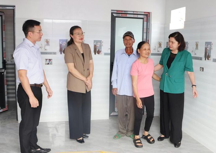  Đồng chí Trần Thị Hằng cùng các đại biểu thăm nhà Đại đoàn kết vừa khánh thành của gia đình bà Nguyễn Thị Tiến. 