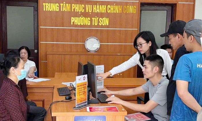 Người dân thực hiện thủ tục hành chính trên môi trường điện tử tại Trung tâm Phục vụ hành chính công phường Từ Sơn.