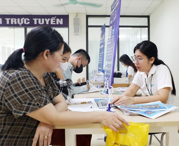 Đại diện doanh nghiệp phỏng vấn lao động trực tiếp trong sàn giao dịch việc làm tại hội chợ.