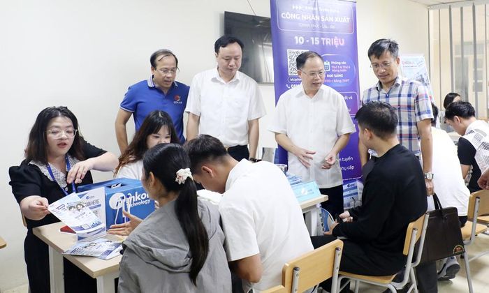 Các đại biểu tham quan khu vực tuyển dụng tại hội chợ.