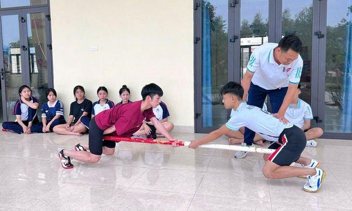  Thầy giáo Nguyễn Tiến Duy hướng dẫn học sinh kỹ thuật môn đẩy gậy. 