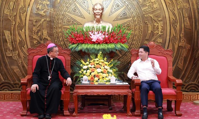 Đồng chí Bí thư Thành ủy Nguyễn Hồng Thái trò chuyện cùng Giám mục Đỗ Quang Khang.
