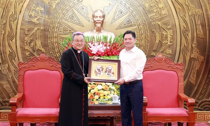 Đồng chí Nguyễn Hồng Thái tặng quà lưu niệm cho Giám mục Đỗ Quang Khang.