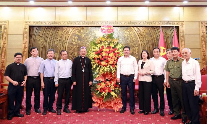 Giám mục Đỗ Quang Khang tặng hoa chúc mừng.