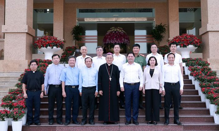 Các đại biểu chụp ảnh lưu niệm.