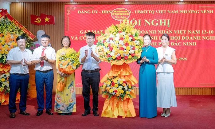  Lãnh đạo Hiệp hội Doanh nghiệp thành phố Bắc Ninh tặng hoa chúc mừng. 