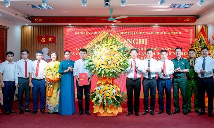  Lãnh đạo phường Nếnh tặng hoa, chúc mừng thành lập Hội Doanh nghiệp phường. 